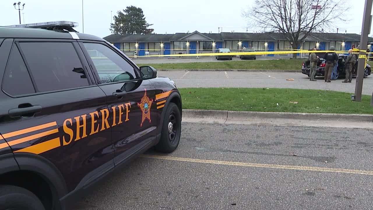 Fugitive killed, SWAT officer injured in hotel standoff situation: US ...